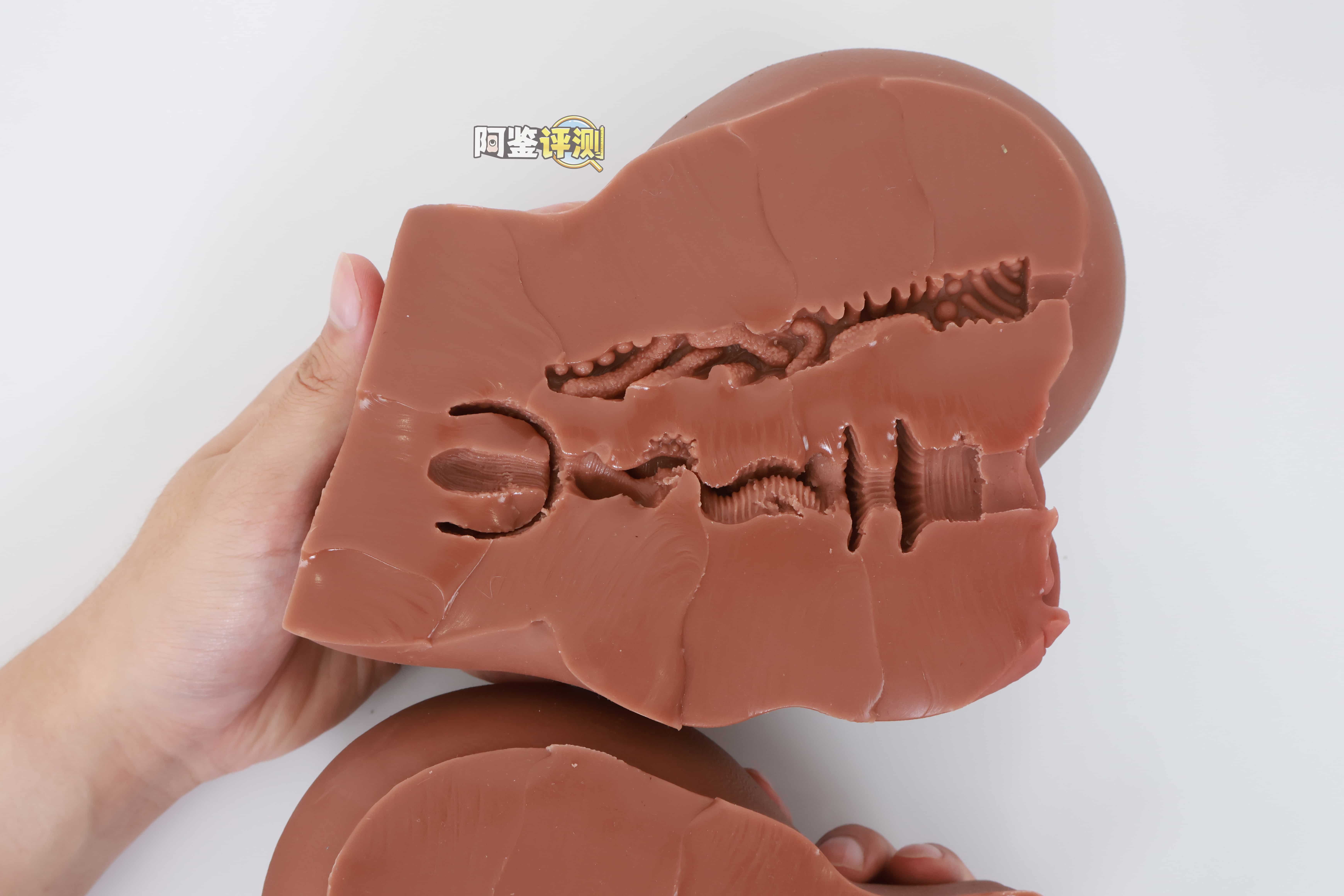 muni——“埃及艳后”评测!一字马开腿型的黑皮小臀模,因为双通道太接近导致末端出现了开裂