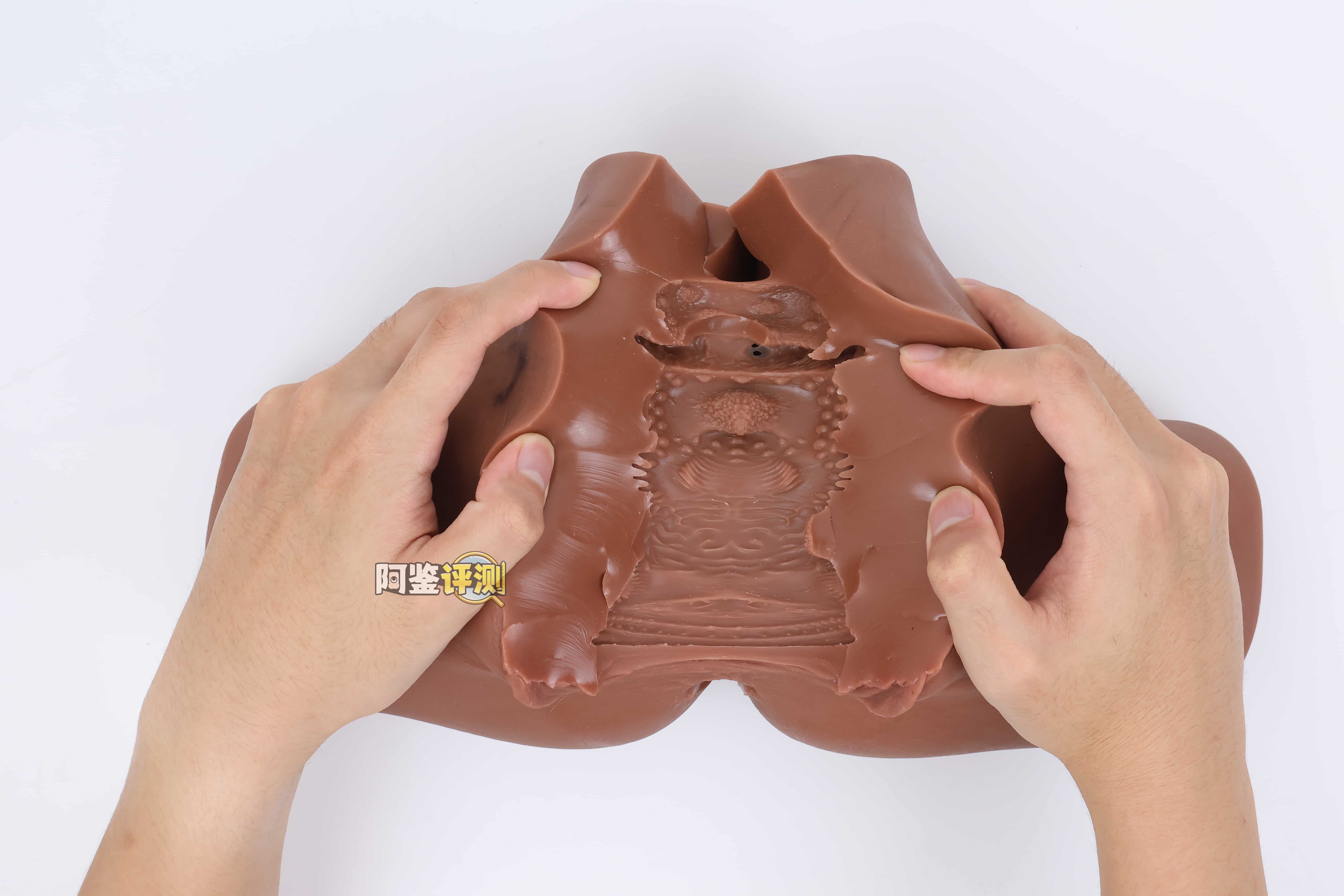 muni——“埃及艳后”评测!一字马开腿型的黑皮小臀模,因为双通道太接近导致末端出现了开裂