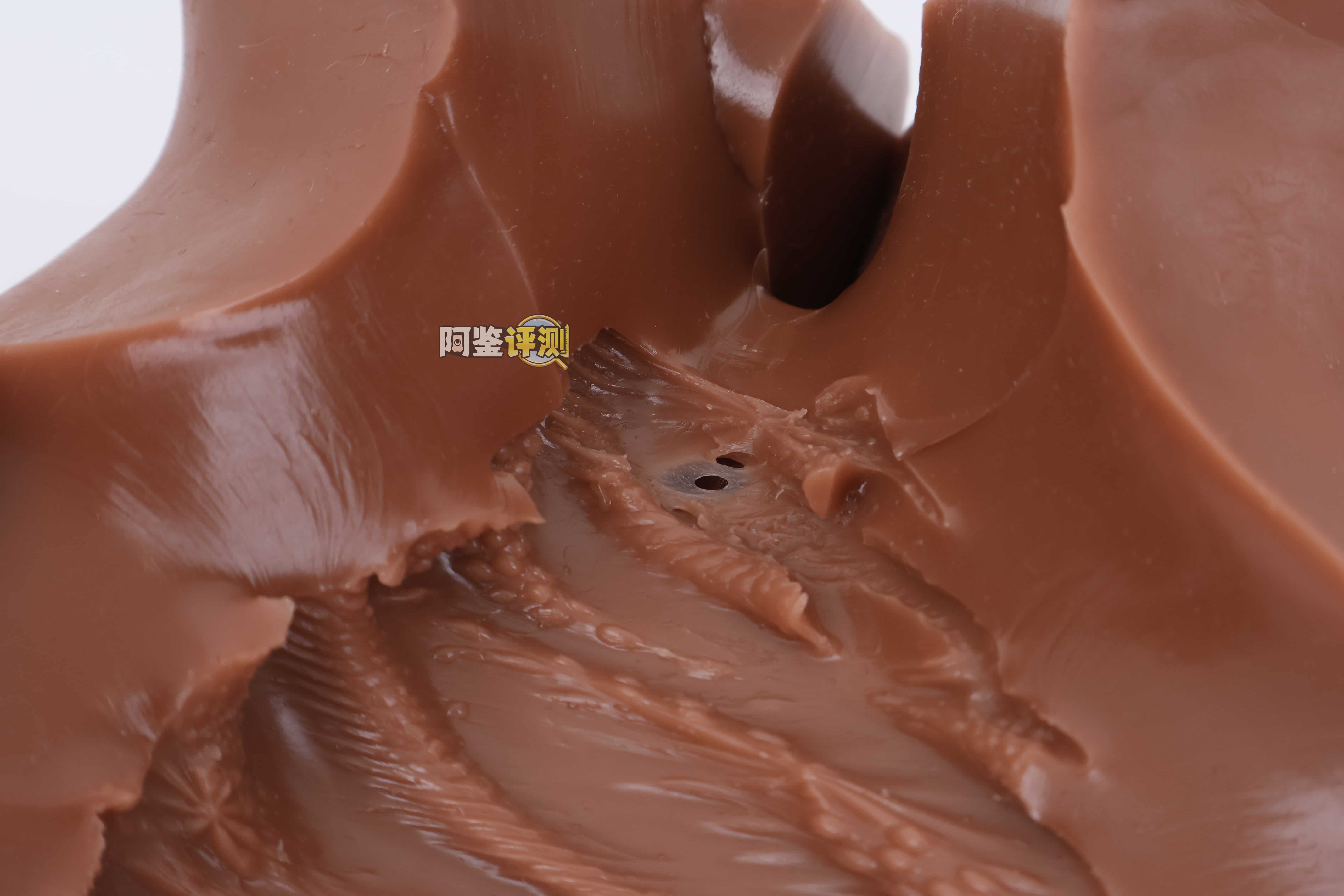 muni——“埃及艳后”评测!一字马开腿型的黑皮小臀模,因为双通道太接近导致末端出现了开裂